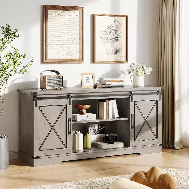 Mueble de TV estilo rústico en Marrón/Gris/Colores contrastantes con puertas corredizas tipo granero – Para televisores de hasta 65", se ensambla por 1 persona