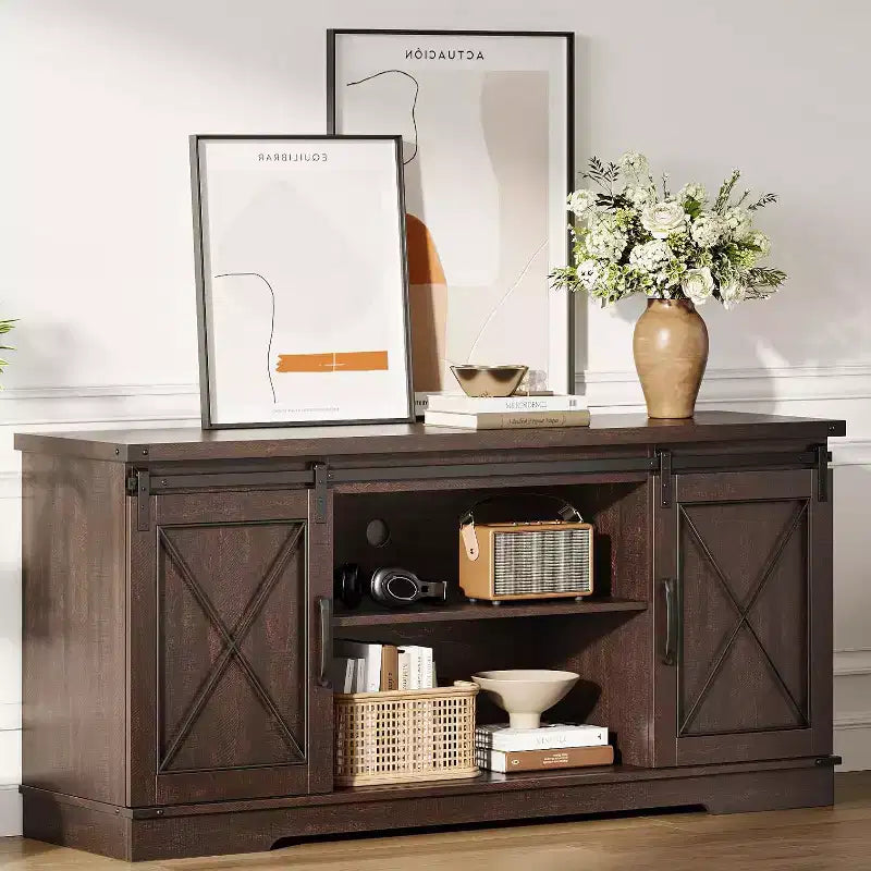 Mueble de TV estilo rústico en Marrón/Gris/Colores contrastantes con puertas corredizas tipo granero – Para televisores de hasta 65", se ensambla por 1 persona